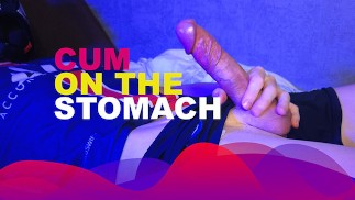 Молодой футболист наполняет оргазмом и кончает на живот
