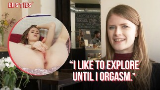 Ersties - Hot polyamouröse Lucy fingert sich selbst, bis sie stöhnt