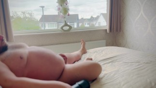 Gros papa ours se fait sucer la bite par pompe automatique