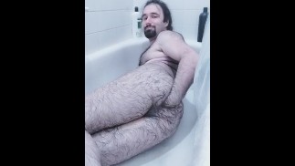 Jemný a tvrdý anální Self Fisting ve vaně: nadržený chlupatý muž si nabodne zadek na pěst