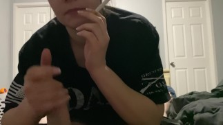 Fumando Fetish y colgando cigarrillos para acabar con él! (Vid completa para la compra en OF)