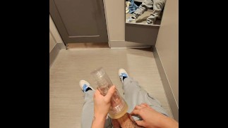 Eu rebentando minha carga dentro de um vestiário