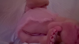 Boneca ruiva provocar seus pés - preciso de um escravo de pé