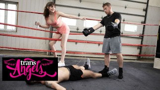 TRANS ANGELS - Derek Kage zostaje rozproszony przez seksowne ciało Rany Katana podczas zapasów