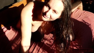 Morena MILF Orgasmos Facesitting Peludo Hombre, Cara a Cámara
