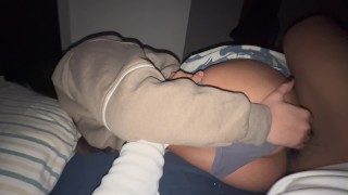 Stiefzus wordt ingeënt met de lul van haar stiefbroer, luid gekreun