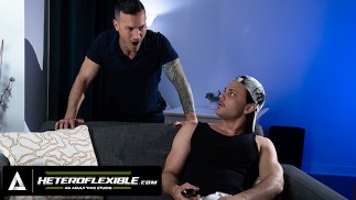 HETEROFLEXÍVEL - Jock Tesão Derek Kage Pegou Babá Enzo Muller Assistindo Pornô Suave