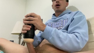 JUGANDO MIENTRAS MI VECINO CASADO VE COMO ME SACO LECHE