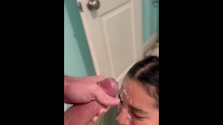 Sexy milf neemt grote facial!