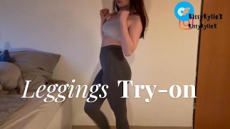 Sport Leggings Anprobieren Deutsches Mädchen mit süßem Arsch