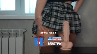 Chica encantadora con un gran culo monta un consolador
