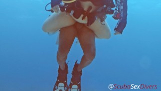 私たちは海の底でいくつかの楽しみのために彼女のビキニの底を脱いでいます!