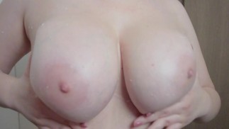 Tetas grandes con pezones pálidos tittyfuck, cumplay