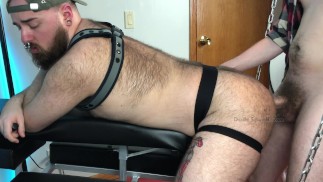 Hairy Young Hung Top Raw baise une autre charge Into le trou du cul bâclé d’un ours cumdump sur son banc sexuel