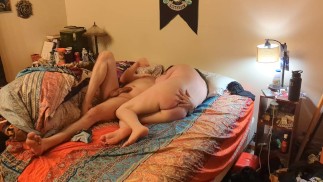 Luscious BBW warmt zich op op een toverstaf en krijgt een bevredigende harde neukbeurt als beloning!