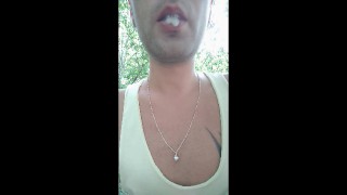 Spiele mit dickem Sperma auf den Lippen und schlucke, nachdem der Kerl gegangen ist