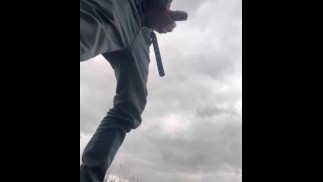 Fuori nel bosco ho tirato fuori il mio grosso cazzo per masturbarmi.. solo i corvi potevano vedermi ;) Pecorina!
