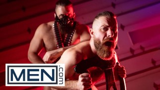 MEN - Daddy Cakes спрашивает, хочет ли его спаситель трахаться, и Chuck Conrad достает его член