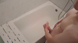 Mobber wichst im Badezimmer