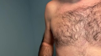 Earl zademonstrować striptiz i pokazać każdą część swojego owłosionego ciała