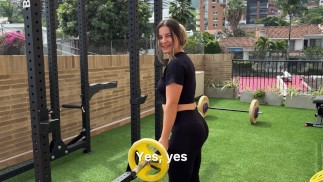 Colombiana Rubia Petite convence a su entrenador de follarla en la casa, mientras su marido trabaja!