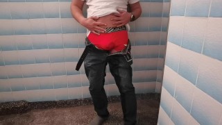 Cute Guy disperato per fare pipì bagnato i jeans dopo un lungo viaggio