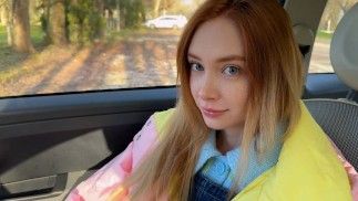森の中で見知らぬ女の子を奪おうとしたが、彼女はすべての強盗の精子を吸った
