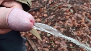 Mit Neujahrsunterwäsche im Freien pinkeln