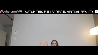 La morena en solitario Vixi Rafi juega con un enorme consolador en el sofá en realidad virtual.