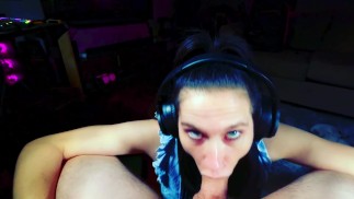 Twórca treści NeuroSpicy Rhi Connor mówi o fiksacji ustnej i demonstruje umiejętności blow job