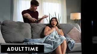 ADULT TIME - Kimmy Kimm pego se masturbando pelo colega de quarto, mas ela não consegue resistir a seu pau enorme!