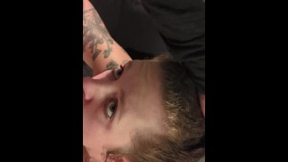 Éjacule sur son visage avant de sortir avec des amis