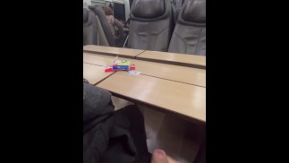 Masturbação extremamente arriscada no meio de um dia na viagem de trem para casa