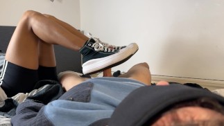 Yoga Baddie ontlaadt me op haar Converse-platforms 😈