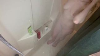 La moth juega en la ducha