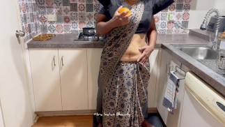Melhor Sedução Erótica de Indian Couple - Saree Sex with Fruit - Food Fetish - Saree Strip