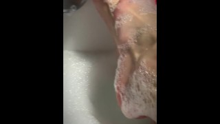 Entspannende Füße in meiner Badewanne Red Nägel bereit gelutscht zu werden