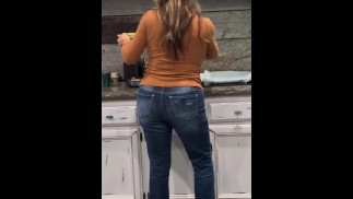 Leylani Wood exibindo sua Kitty em casa