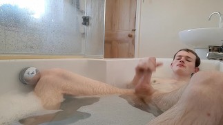 Cumming in der Badewanne