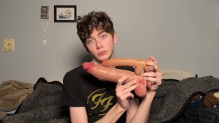 Gooner boy spalanca il buco con dildo enormi
