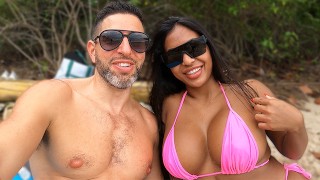 Thaise bombshell met grote tieten wordt opgepikt in openbaar strand