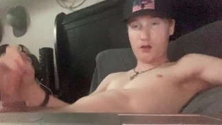 Hot Young голубоглазый жеребец Baby дрочит тебе свой член во время стонов