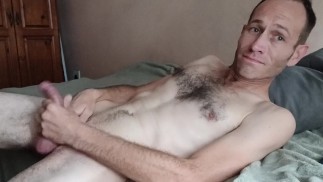 Haciéndose feliz con una sesión de masturbación en solitario