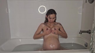 Jeune femme enceinte aime le bain ! (Vidéo complète sur onlyfans !)