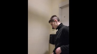 masturbarsi con la musica nella toilette di un ristorante di pesce