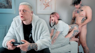 Трахаю девушку моего друга за его спиной, пока он не видит - pinkloving