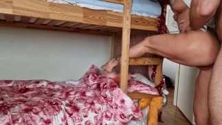 Трахаю мачеху на двухъярусной кровати