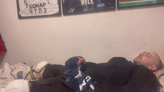 Amateur kommt nach dem Training in voller Hockey-Ausrüstung