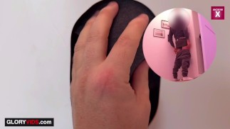Chatte Toy au GloryHole - Hétéro profite de la baise dans la bouche
