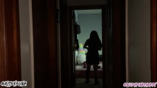 Chytil se při pohledu na Trans spolubydlící masturbuje potrestán dívkou